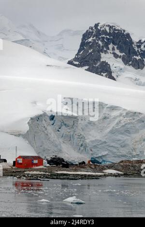 Vista della stazione cilena Gonzales Videla, sul Waterboat Point Antartico della terraferma in Paradise Bay - Antartide Foto Stock