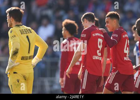 Bielefeld, Germania. 17th Apr 2022. Calcio: Bundesliga, Arminia Bielefeld - Bayern Monaco di Baviera, Matchday 30 presso Schüco Arena. Jamal Musiala (r), il marcatore di Monaco, celebra il suo obiettivo per le 0:3 con Robert Lewandowski (2nd da destra). Credit: Friso Gentsch/dpa - NOTA IMPORTANTE: In conformità con i requisiti della DFL Deutsche Fußball Liga e della DFB Deutscher Fußball-Bund, è vietato utilizzare o utilizzare fotografie scattate nello stadio e/o della partita sotto forma di immagini di sequenza e/o serie di foto video-simili./dpa/Alamy Live News Foto Stock