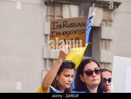 Londra, Regno Unito. 17th aprile 2022. I manifestanti si sono riuniti fuori Downing Street in solidarietà con l’Ucraina, mentre la Russia continua la sua guerra. Credit: Vuk Valcic/Alamy Live News Foto Stock