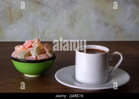 Tradizionale delizia turca e caffè turco su sfondo di legno Foto Stock