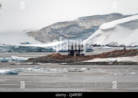 Vista della stazione cilena Gonzales Videla, sul Waterboat Point Antartico della terraferma in Paradise Bay - Antartide Foto Stock