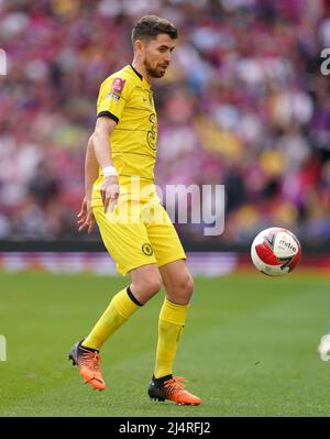 Il Chelsea's Jorginho in azione durante la semifinale della Emirates fa Cup al Wembley Stadium di Londra. Data foto: Domenica 17 aprile 2022. Foto Stock