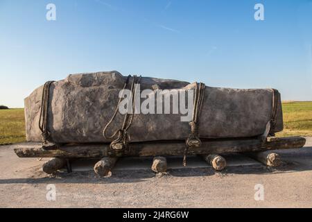 Pietra in piedi orizzontale su slitta con rulli legati con corde come le pietre a Stonehenge può essere stato spostato Foto Stock