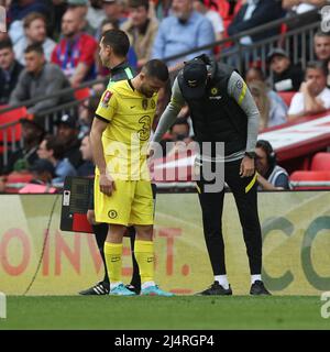 Londra, Regno Unito. 17th Apr 2022. Mateo Kovačić di Chelsea ha la sua lesione valutata dal direttore del Chelsea Thomas Tuchel durante la partita di semifinale di fa Cup tra Chelsea e Crystal Palace al Wembley Stadium, Londra, Inghilterra, il 17 aprile 2022. Foto di Ken Sparks. Solo per uso editoriale, licenza richiesta per uso commerciale. Nessun utilizzo nelle scommesse, nei giochi o nelle pubblicazioni di un singolo club/campionato/giocatore. Credit: UK Sports Pics Ltd/Alamy Live News Foto Stock