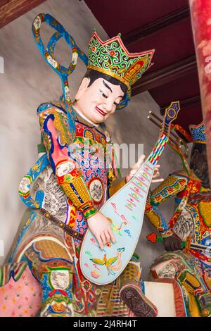 Statue di custodi buddisti (quattro grandi re celesti) all'ingresso del Tempio di Yinjiang, Anqing, Cina. Foto Stock