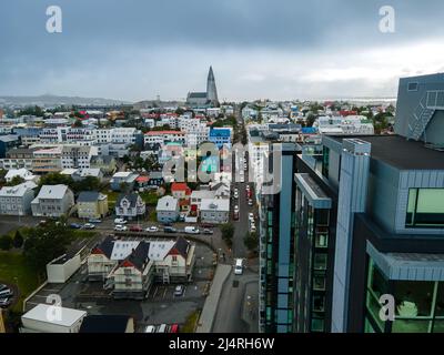 Belle riprese aeree cinematografiche della capitale islandese Reykjavik, la cattedrale e la splendida città Foto Stock