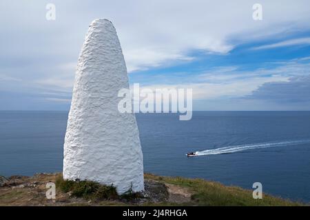 Una gabbia di pietra imbiancata che segna il porto di Porthgain, Pembrokeshire, Galles, Regno Unito. Foto Stock