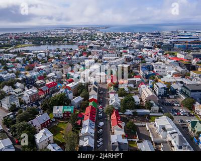 Belle riprese aeree cinematografiche della capitale islandese Reykjavik, la cattedrale e la splendida città Foto Stock