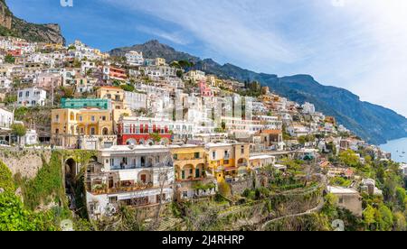 Positano, Italia; 17 aprile 2022 - una vista su Positano, Italia Foto Stock