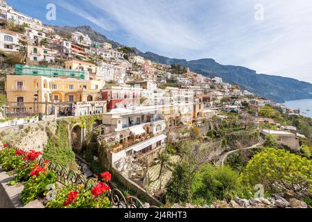 Positano, Italia; 17 aprile 2022 - una vista su Positano, Italia Foto Stock