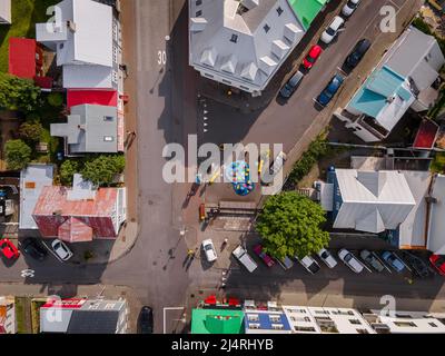 Belle riprese aeree cinematografiche della capitale islandese Reykjavik, la cattedrale e la splendida città Foto Stock