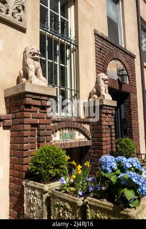 East 19th Street si trova nel quartiere storico di Gramercy Park, nei pressi di New York City, USA 2022 Foto Stock