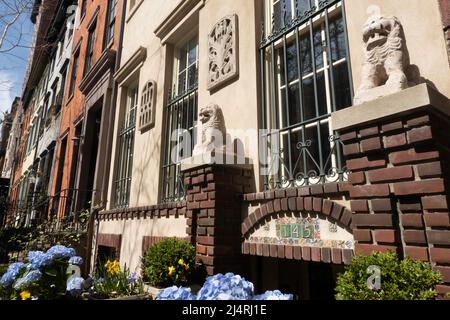 East 19th Street si trova nel quartiere storico di Gramercy Park, nei pressi di New York City, USA 2022 Foto Stock