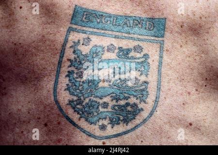 Londra, Regno Unito. 17th Apr 2022. Una vista dettagliata di un tatuaggio della squadra di calcio inglese è visto su un ventilatore. La Emirates fa Cup, semifinale, Chelsea contro Crystal Palace al Wembley Stadium di Londra domenica 17th aprile 2022. Questa immagine può essere utilizzata solo per scopi editoriali. Solo per uso editoriale, licenza richiesta per uso commerciale. No use in scommesse, giochi o un singolo club/campionato/giocatore publications.pic di Steffan Bowen/Andrew Orchard sport photography/Alamy Live News Credit: Andrew Orchard sports photography/Alamy Live News Foto Stock