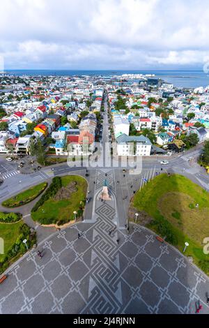 Belle riprese aeree cinematografiche della capitale islandese Reykjavik, la cattedrale e la splendida città Foto Stock