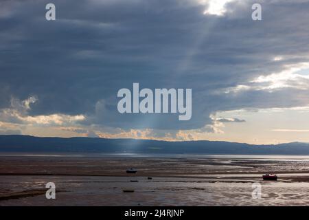 L'estuario del Dee qui visto al tramonto forma un confine tra la penisola di Wirral nell'Inghilterra nord-occidentale e il Flintshire nel Galles nord-orientale. Foto Stock