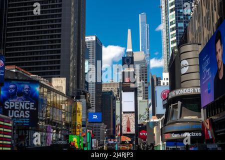 Guardando a nord gli spot LED a Times Square, NYC. USA 2022 Foto Stock