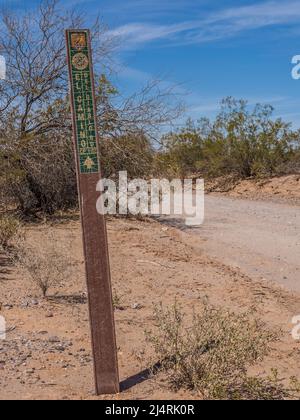 Segnalazione stradale El Camino del Diablo, Cabeza Prieta National Wildlife Refuge, Arizona. Foto Stock