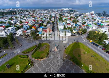 Belle riprese aeree cinematografiche della capitale islandese Reykjavik, la cattedrale e la splendida città Foto Stock