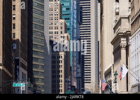 Guardando verso nord su Broadway dal centro di New York, NY, Stati Uniti. Foto Stock