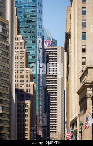 Guardando verso nord su Broadway dal centro di New York, NY, Stati Uniti. Foto Stock