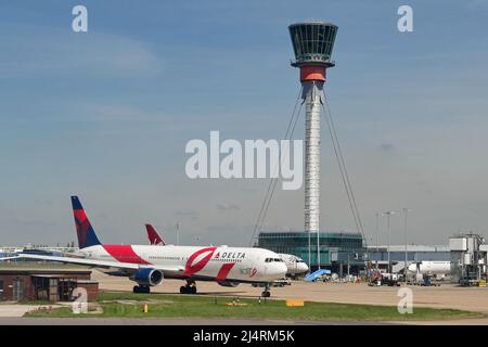 Londra, Inghilterra - Aprile 2022: Delta Air Lines Boeing Jet con speciale ricerca sul cancro schema di verniciatura tassazione per il decollo. Foto Stock