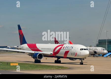 Londra, Inghilterra - Aprile 2022: Delta Air Lines Boeing Jet con speciale ricerca sul cancro schema di verniciatura tassazione per il decollo. Foto Stock