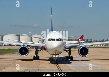 Londra, Inghilterra - Aprile 2022: Testa in vista di un grande passeggero jet taxiing per il decollo. Foto Stock