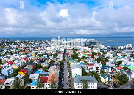 Belle riprese aeree cinematografiche della capitale islandese Reykjavik, la cattedrale e la splendida città Foto Stock