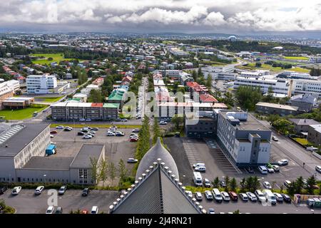 Belle riprese aeree cinematografiche della capitale islandese Reykjavik, la cattedrale e la splendida città Foto Stock