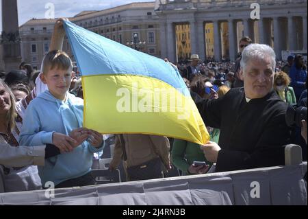 Città del Vaticano, Città del Vaticano. 17th Apr 2022. Gli ucraini detengono una bandiera a Papa Francesco al termine della Messa di Pasqua in Piazza San Pietro, in Vaticano, domenica 17 aprile 2022. Foto di Stefano Spaziani/UPI Credit: UPI/Alamy Live News Foto Stock