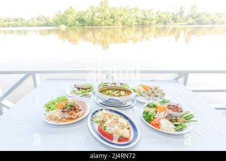 Set cucina asiatica, zuppa acida di organi di pesce thailandesi, insalata di gamberetti fritti, salsa al peperoncino con gamberi freschi, gamberi freschi in salsa di pesce, gamberi piccanti Foto Stock