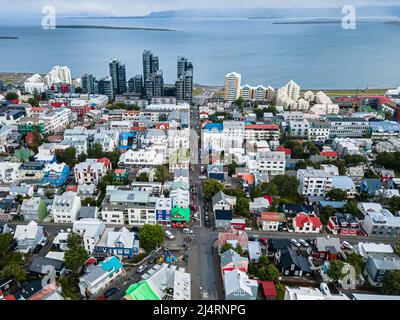 Belle riprese aeree cinematografiche della capitale islandese Reykjavik, la cattedrale e la splendida città Foto Stock