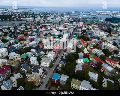 Belle riprese aeree cinematografiche della capitale islandese Reykjavik, la cattedrale e la splendida città Foto Stock