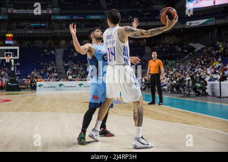 Madrid, Madrid, Spagna. 17th Apr 2022. Sergio Quintela (L) e Gabriel Deck (R) durante la vittoria del Real Madrid su BreogÃn Lugo 90 - 65 in Liga Endesa gioco stagionale regolare (giorno 29) celebrato a Madrid (Spagna) al Wizink Centre. Aprile 17th 2022. (Credit Image: © Juan Carlos GarcÃ-A Mate/Pacific Press via ZUMA Press Wire) Foto Stock