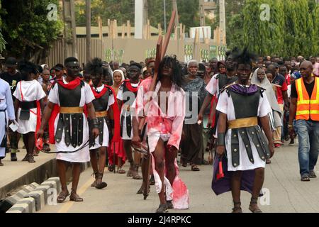 Fedeli cattolici nella zona di Ikeja di Lagos, raffiguranti Gesù Cristo nella crocifissione e morte di Gesù Cristo in osservanza del Venerdì Santo. Nigeria. Foto Stock