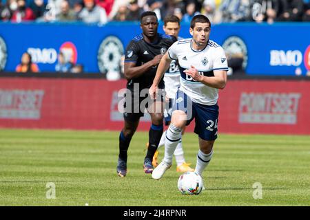 Montreal, Quebec. 16th Apr 2022. Vancouver Whitecaps Forward Brian White (24) corre con la palla durante la partita MLS tra il Vancouver Whitecaps e CF Montreal tenutasi allo saputo Stadium di Montreal, Quebec. Daniel Lea/CSM/Alamy Live News Foto Stock