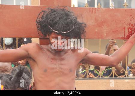 Fedeli cattolici nella zona di Ikeja di Lagos, raffiguranti Gesù Cristo nella crocifissione e morte di Gesù Cristo in osservanza del Venerdì Santo. Nigeria. Foto Stock