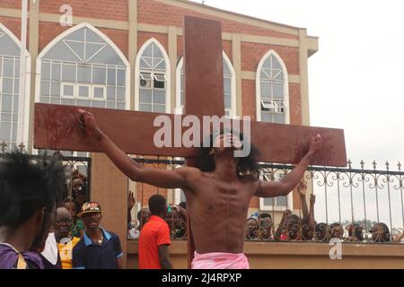 Fedeli cattolici nella zona di Ikeja di Lagos, raffiguranti Gesù Cristo nella crocifissione e morte di Gesù Cristo in osservanza del Venerdì Santo. Nigeria. Foto Stock