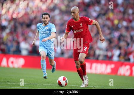 Londra, Regno Unito. 16th Apr 2022. Fabinho di Liverpool in azione. La Emirates fa Cup, semifinale, Manchester City contro Liverpool al Wembley Stadium di Londra sabato 16th aprile 2022. Questa immagine può essere utilizzata solo per scopi editoriali. Solo per uso editoriale, licenza richiesta per uso commerciale. No use in scommesse, giochi o un singolo club/campionato/giocatore publications.pic di Andrew Orchard/Andrew Orchard sport photography/Alamy Live News Credit: Andrew Orchard sport photography/Alamy Live News Foto Stock
