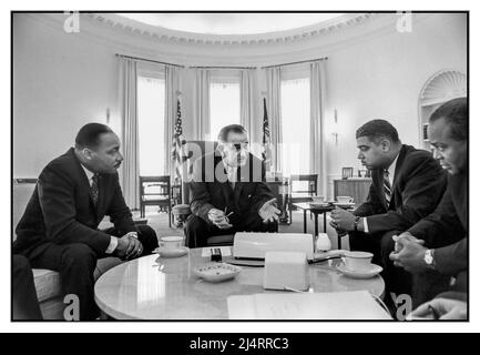 Il presidente Lyndon B. Johnson, Oval Office, incontra i leader dei diritti civili Martin Luther King, Jr., Whitney Young, James Farmer 18 gennaio 1964 nella Casa Bianca di Oval Office Washington DC USA Foto Stock