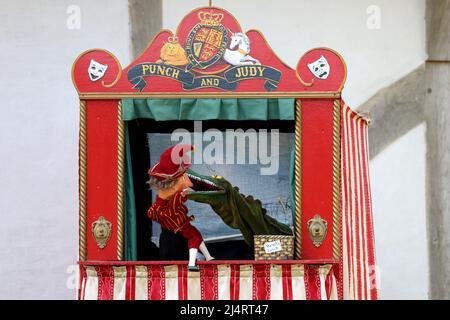 Uno spettacolo di punch and Judy che si svolge presso il Weald & Downland Museum di Singleton, Chichester, West Sussex, Regno Unito. Foto Stock