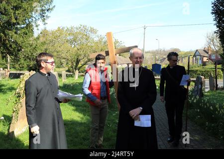 L'arcivescovo di Canterbury, Justin Welby, nella chiesa di Santa Maria la Vergine come parte del cammino di testimonianza il Venerdì Santo, Sellindge, Ashford, Kent, Engl Foto Stock