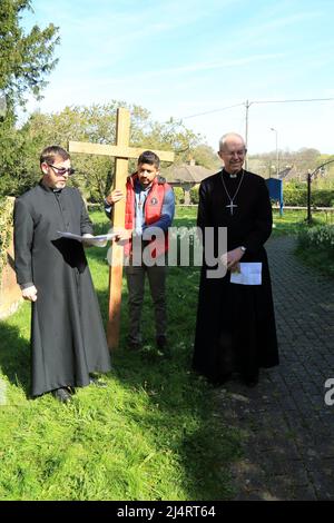 L'arcivescovo di Canterbury, Justin Welby, nella chiesa di Santa Maria la Vergine come parte del cammino di testimonianza il Venerdì Santo, Sellindge, Ashford, Kent, Engl Foto Stock