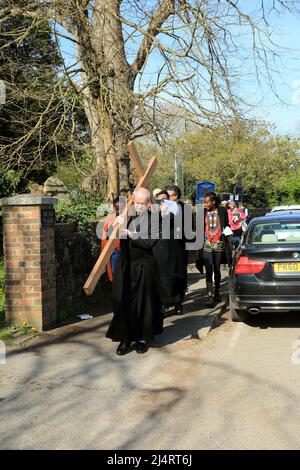 L'arcivescovo di Canterbury, Justin Welby, che porta la croce come parte del cammino di testimonianza il Venerdì Santo, Sellindge, Ashford, Kent, Inghilterra, Unità Foto Stock