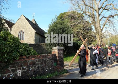 L'arcivescovo di Canterbury, Justin Welby, che porta la croce come parte del cammino di testimonianza il Venerdì Santo, Sellindge, Ashford, Kent, Inghilterra, Unità Foto Stock