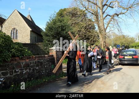 L'arcivescovo di Canterbury, Justin Welby, che porta la croce come parte del cammino di testimonianza il Venerdì Santo, Sellindge, Ashford, Kent, Inghilterra, Unità Foto Stock