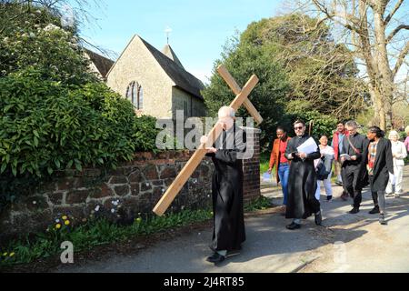 L'arcivescovo di Canterbury, Justin Welby, che porta la croce come parte del cammino di testimonianza il Venerdì Santo, Sellindge, Ashford, Kent, Inghilterra, Unità Foto Stock