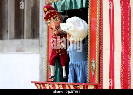 Uno spettacolo di punch and Judy che si svolge presso il Weald & Downland Museum di Singleton, Chichester, West Sussex, Regno Unito. Foto Stock