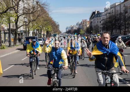 Berlino, Germania. 17th Apr 2022. Una protesta della bicicletta contro la guerra della Russia in Ucraina per le strade di Berlino. (Credit Image: © Michael Kuenne/PRESSCOV via ZUMA Press Wire) Foto Stock